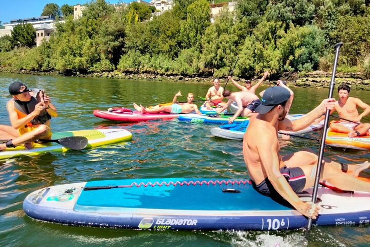 un grup de persones en caiacs a l'aigua