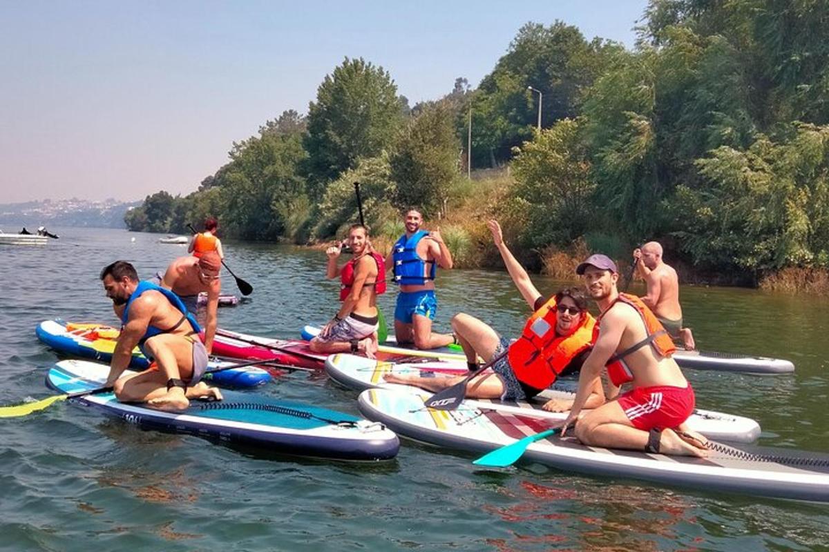 un grup de persones sobre taules de paddle surf a l'aigua