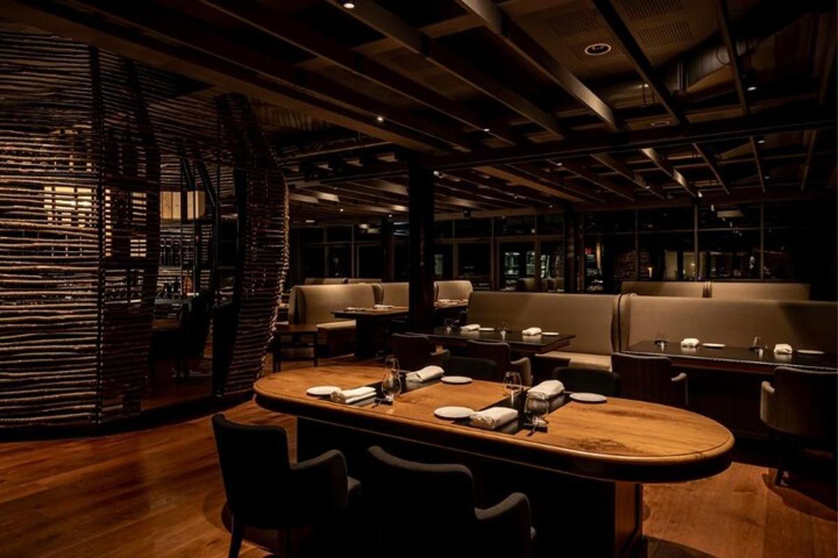 restaurace s velkým dřevěným stolem a židlemi