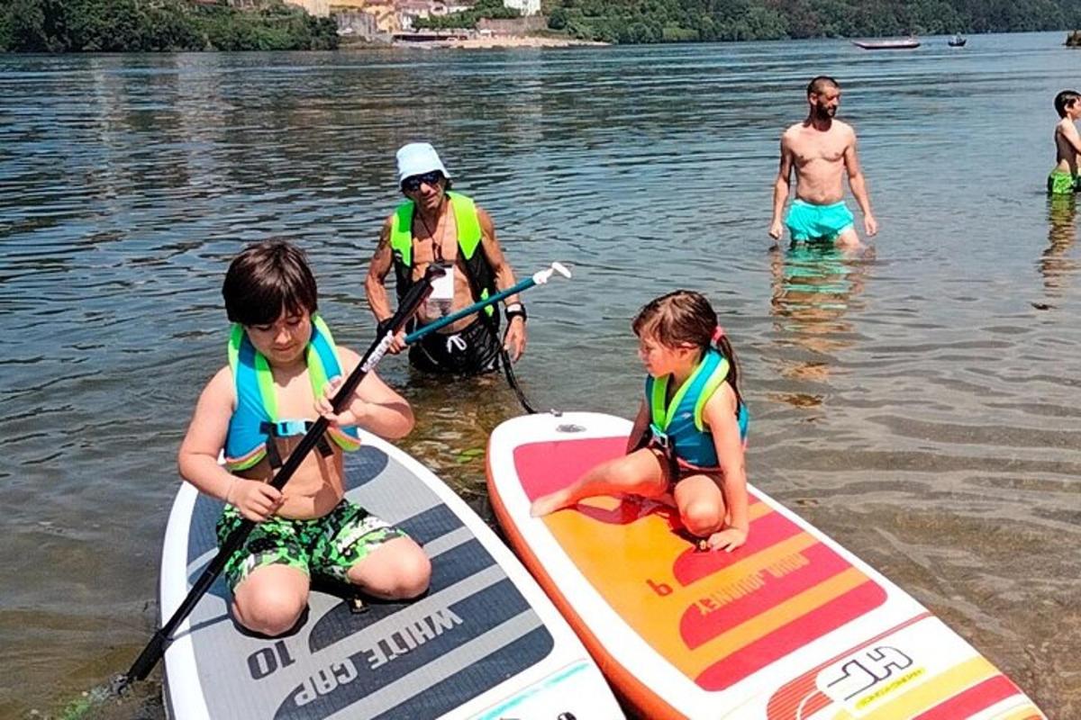 un grup de persones sobre taules de paddle surf a l'aigua