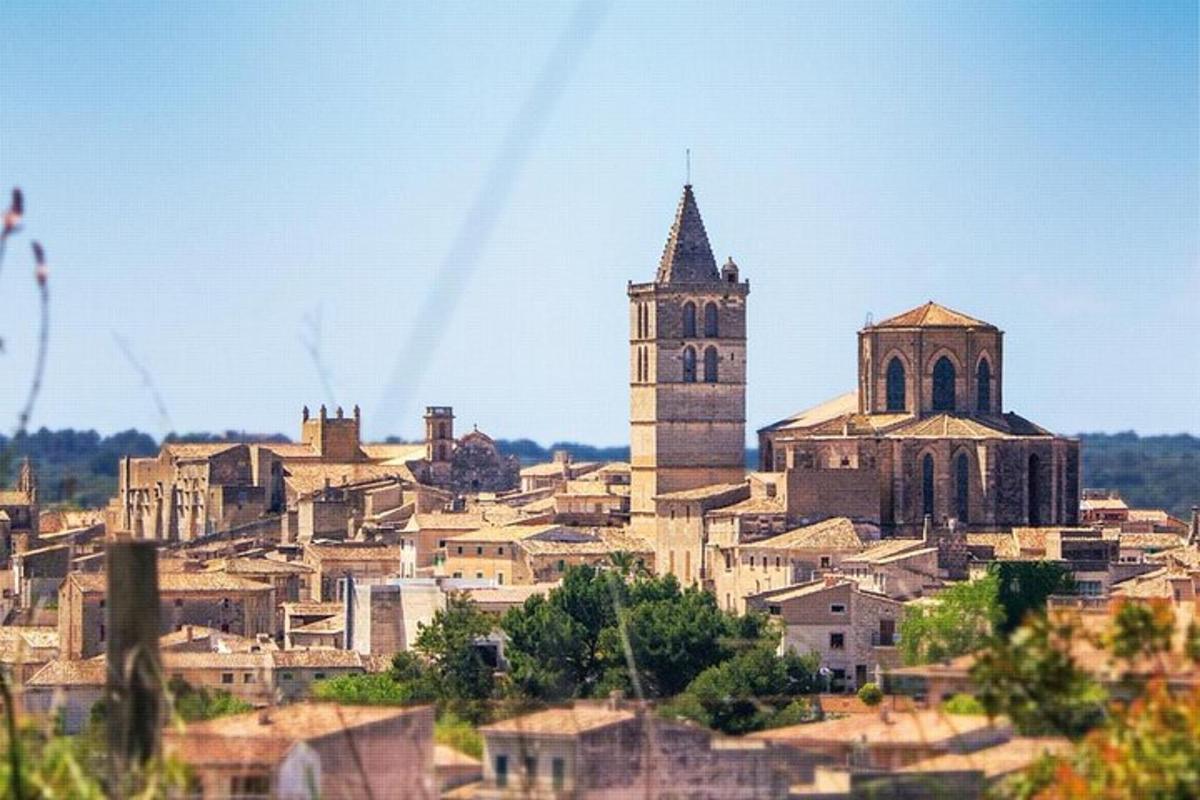 μια θέα μιας πόλης με μια εκκλησία και έναν πύργο