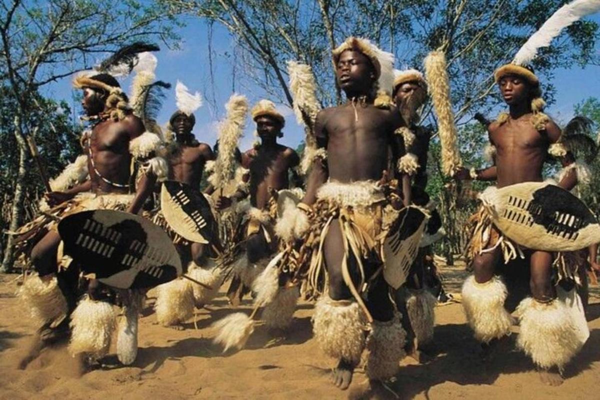 un gruppo di uomini vestiti con abiti indigeni che eseguono una danza