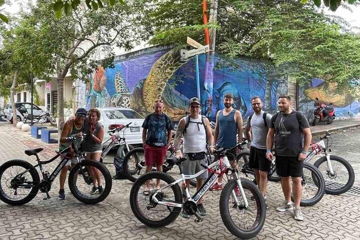skupina ľudí pózujúcich na fotke so svojimi bicyklami