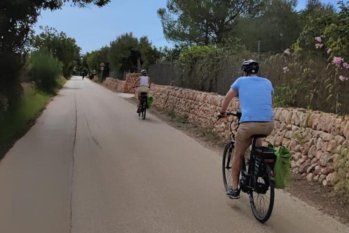 δύο άτομα κάνουν ποδήλατο σε έναν δρόμο