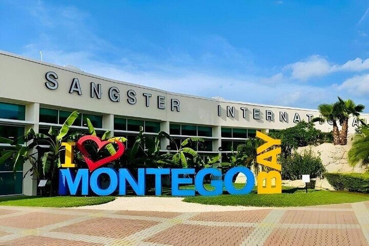 um edifício com uma placa que diz Semestre Internacional Marrocos