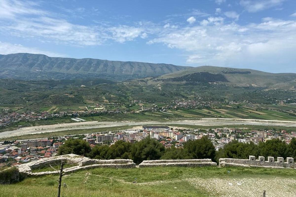 widok miasta z górami w tle