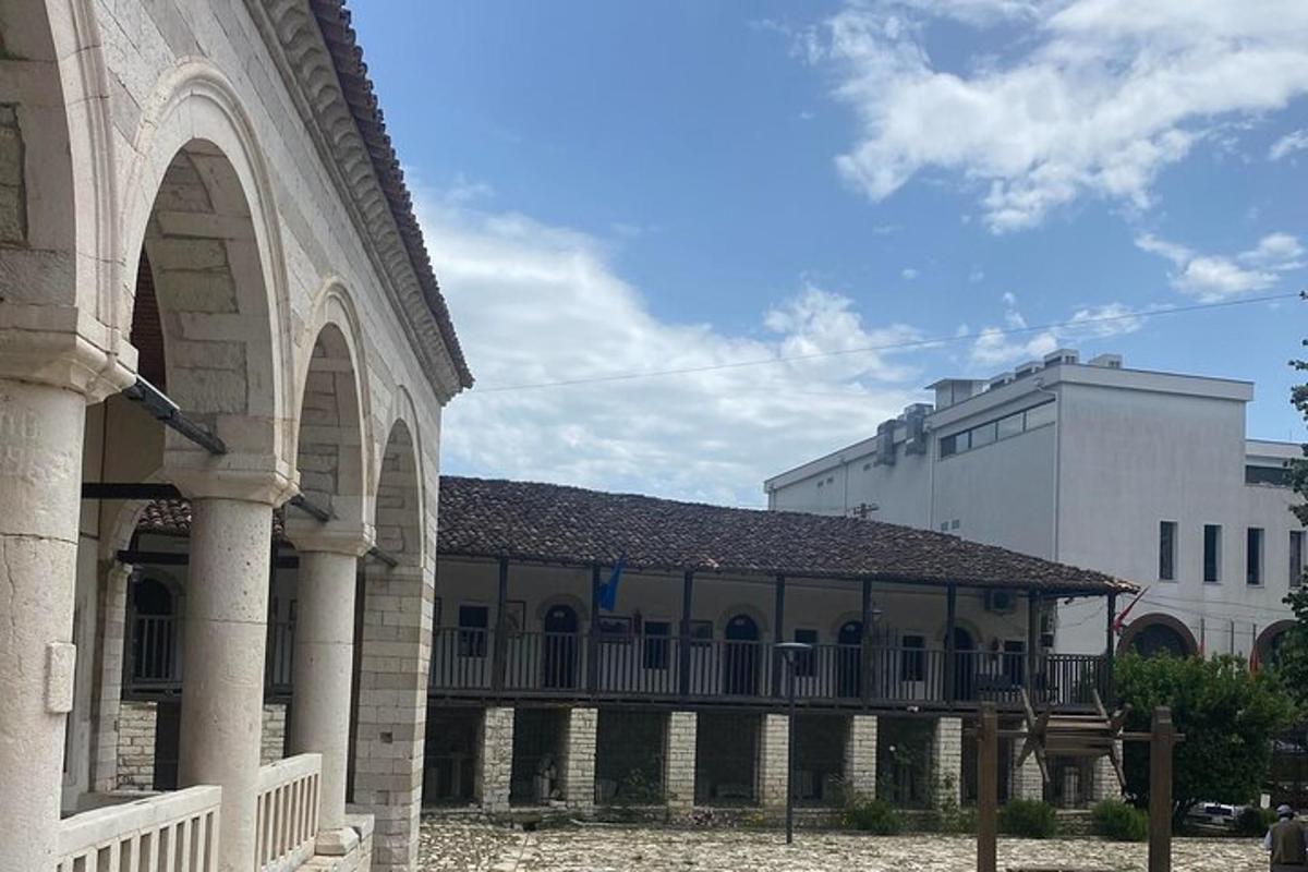 ένα παλιό κτίριο με φράχτη μπροστά από ένα κτίριο