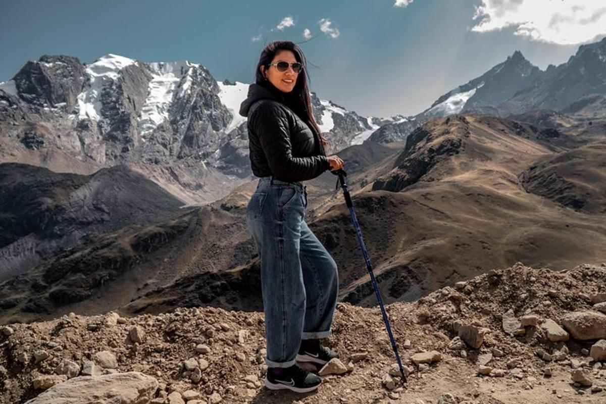 una donna in piedi sulla cima di una montagna