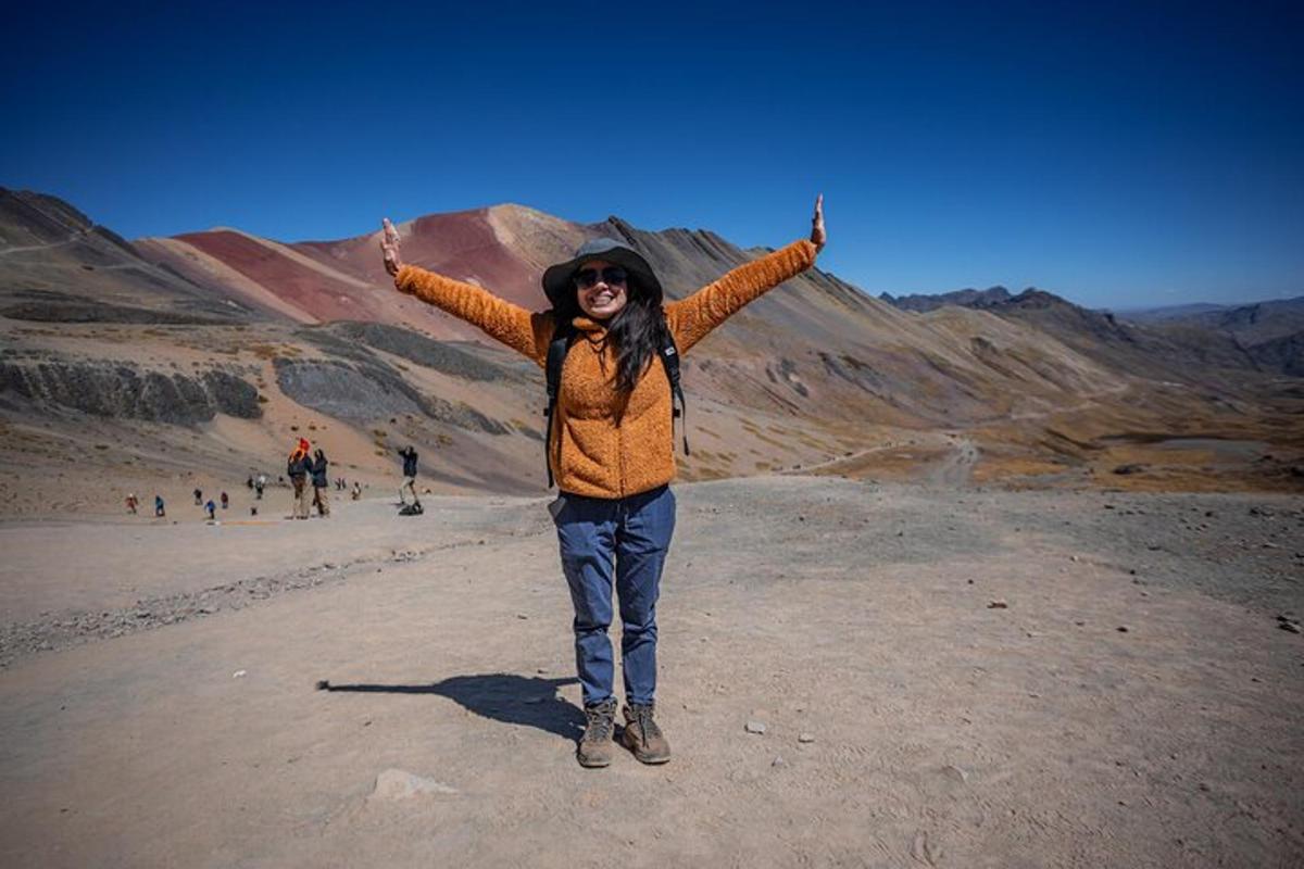 Una mujer parada en el desierto con los brazos extendidos