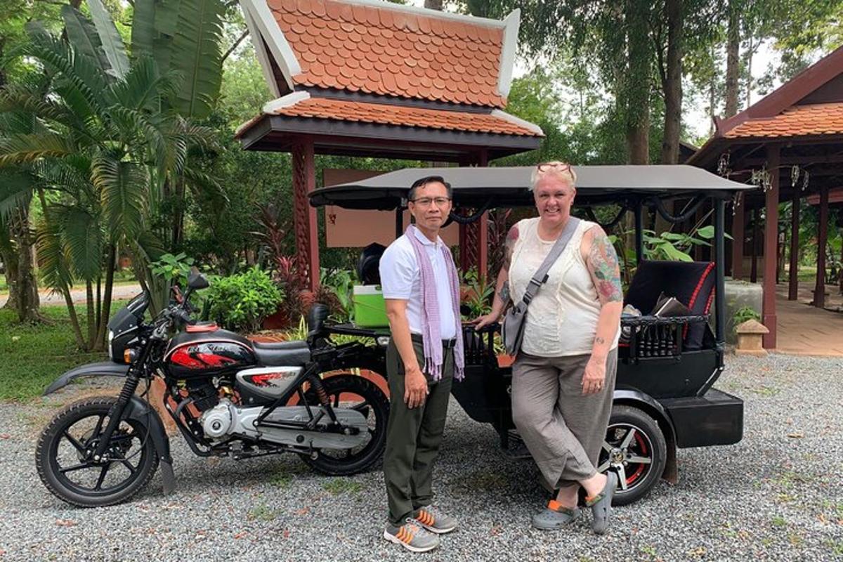 seorang pria dan seorang wanita berdiri di samping sepeda motor