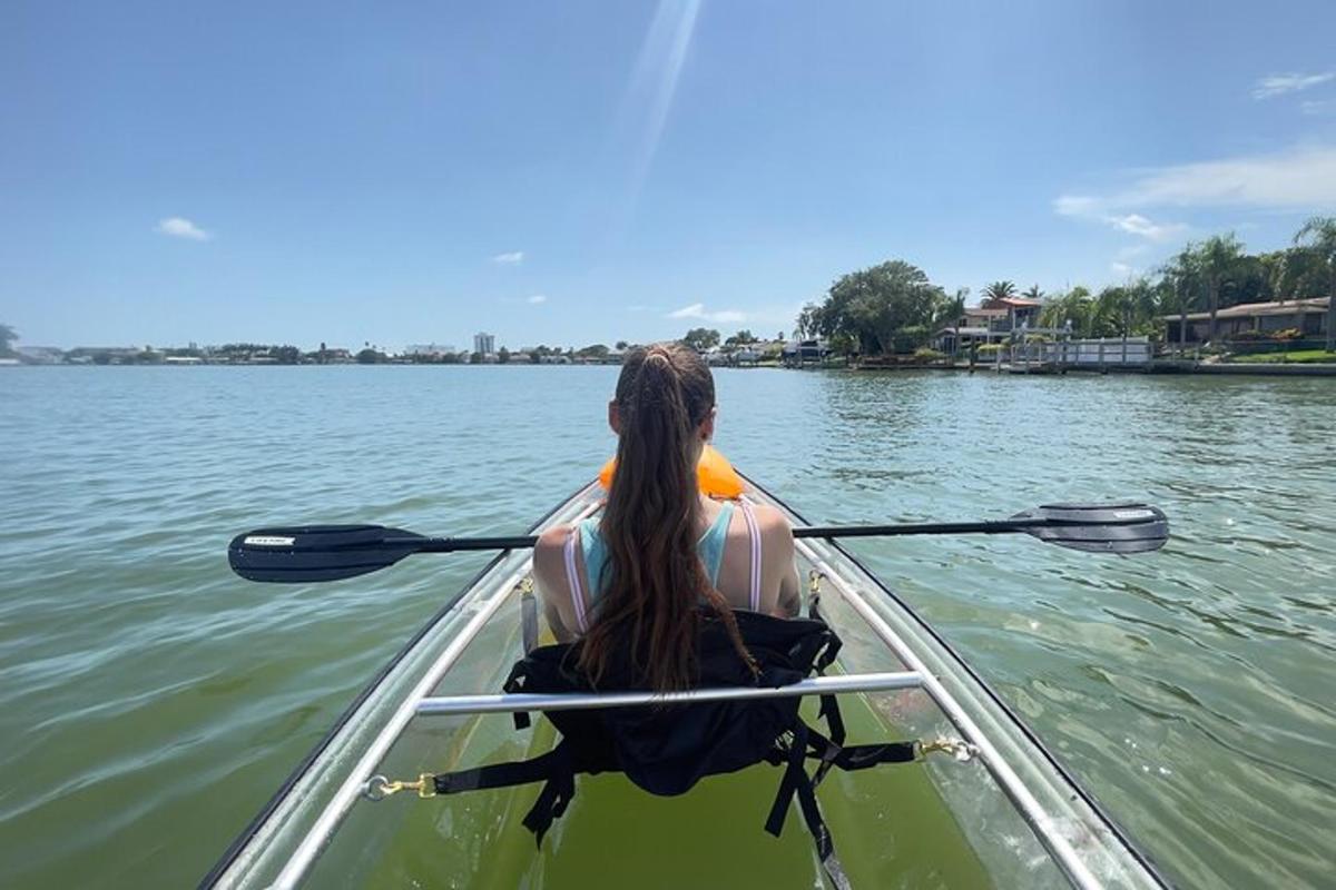 una donna sta remando su una barca sull'acqua