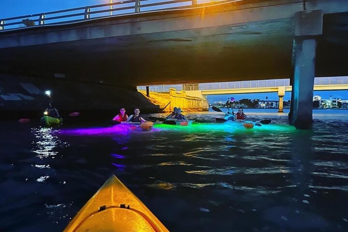 un gruppo di persone in kayak nell'acqua sotto un ponte