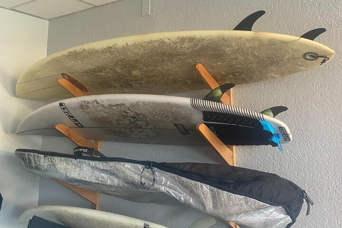 tre surfbrädor hänger på en vägg