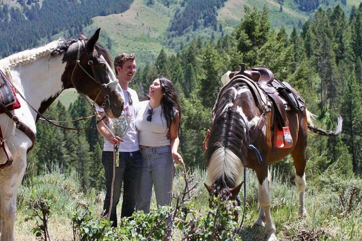 um homem e uma mulher em pé ao lado de um cavalo