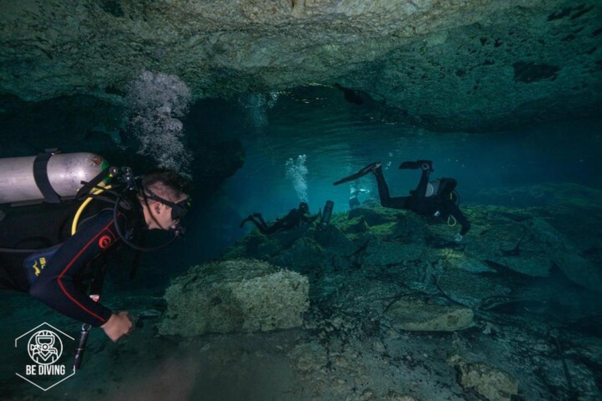 un grupo de personas nadando en una cueva