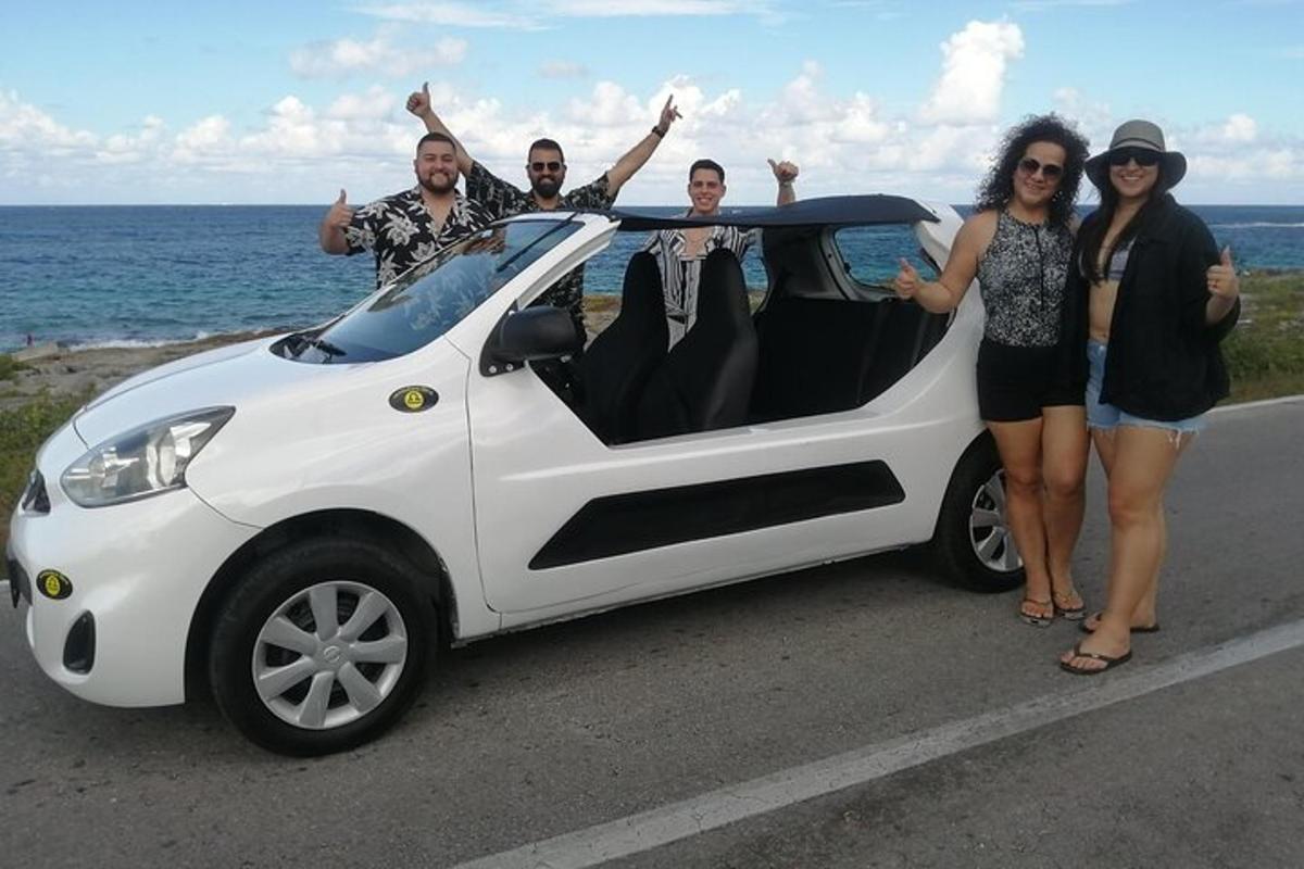 eine Gruppe von Menschen steht neben einem weißen Auto