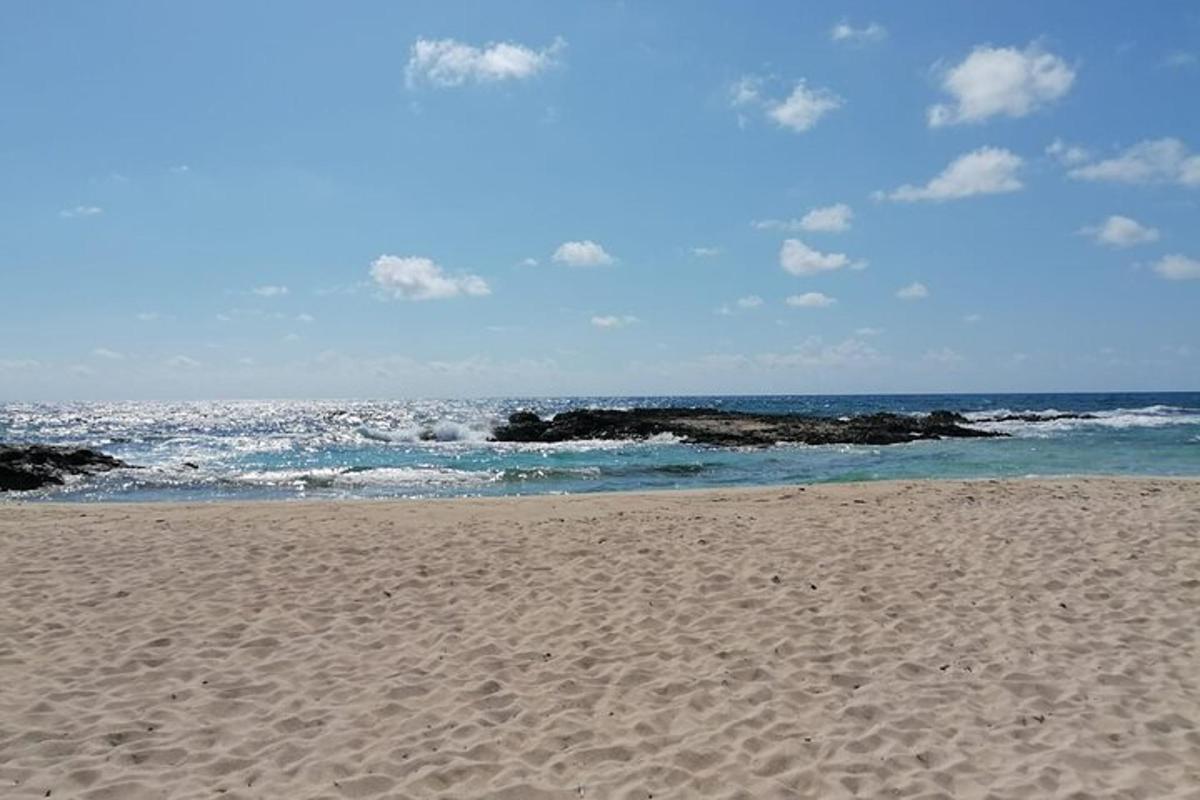 ein Sandstrand mit dem Meer im Hintergrund