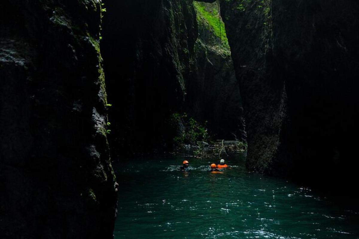 duas pessoas estão em um rio em uma caverna