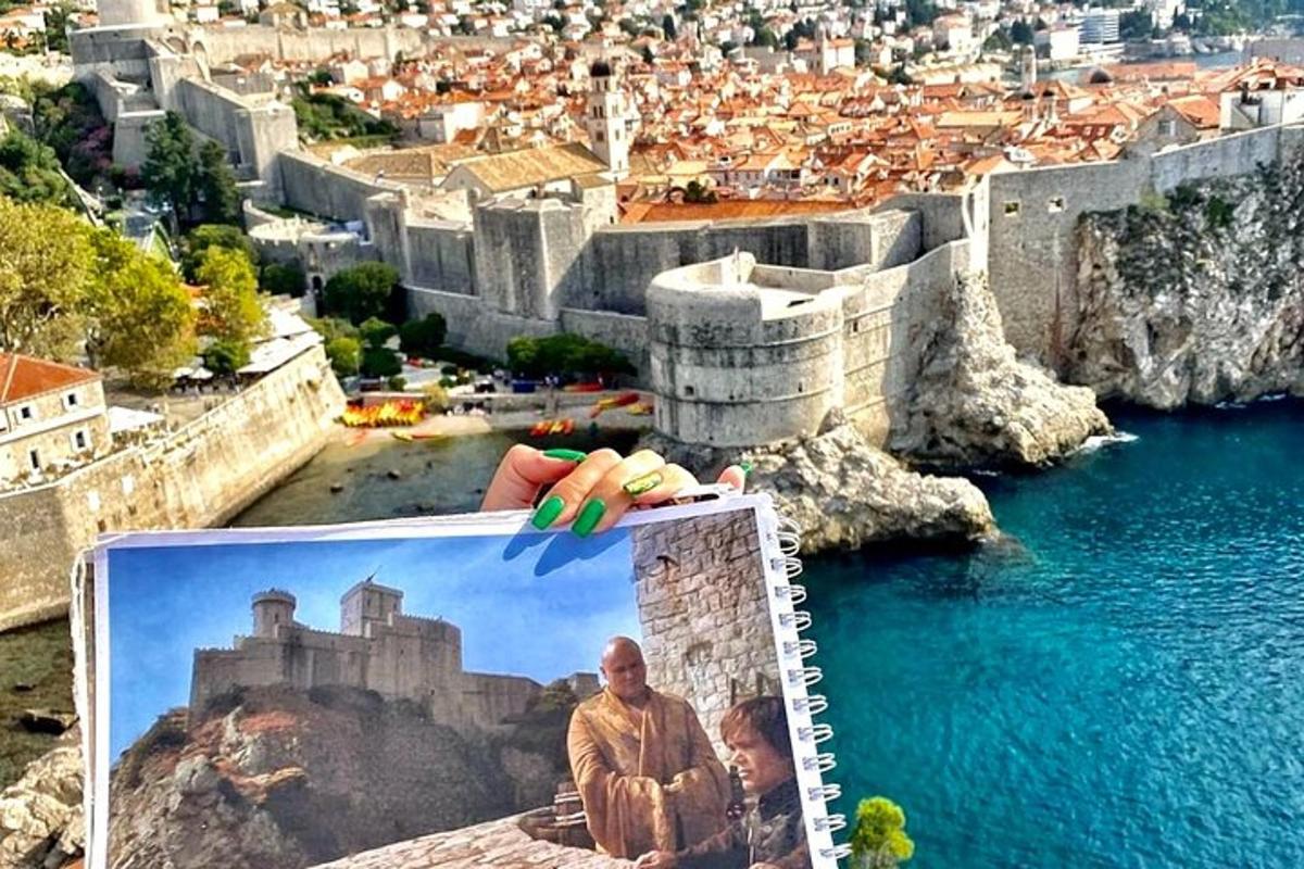 uma foto de um castelo em cima de uma revista
