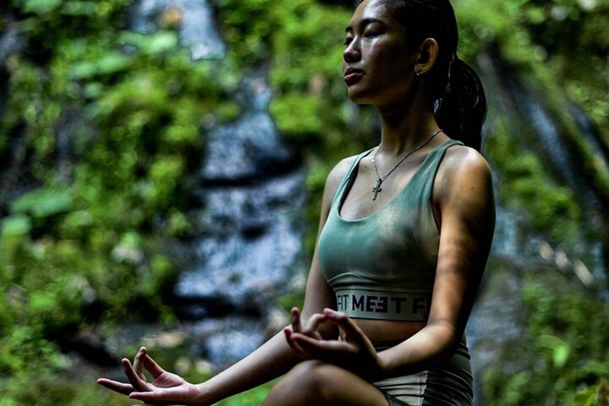 žena sedící v meditační pozici v lese
