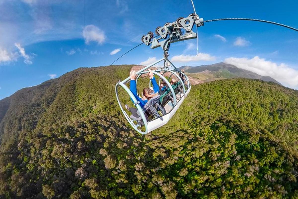 un grup de persones que viatgen en góndola per una muntanya