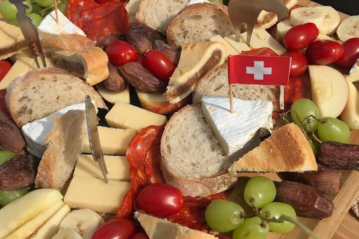 bakki með mismunandi tegundum af osti og ávöxtum