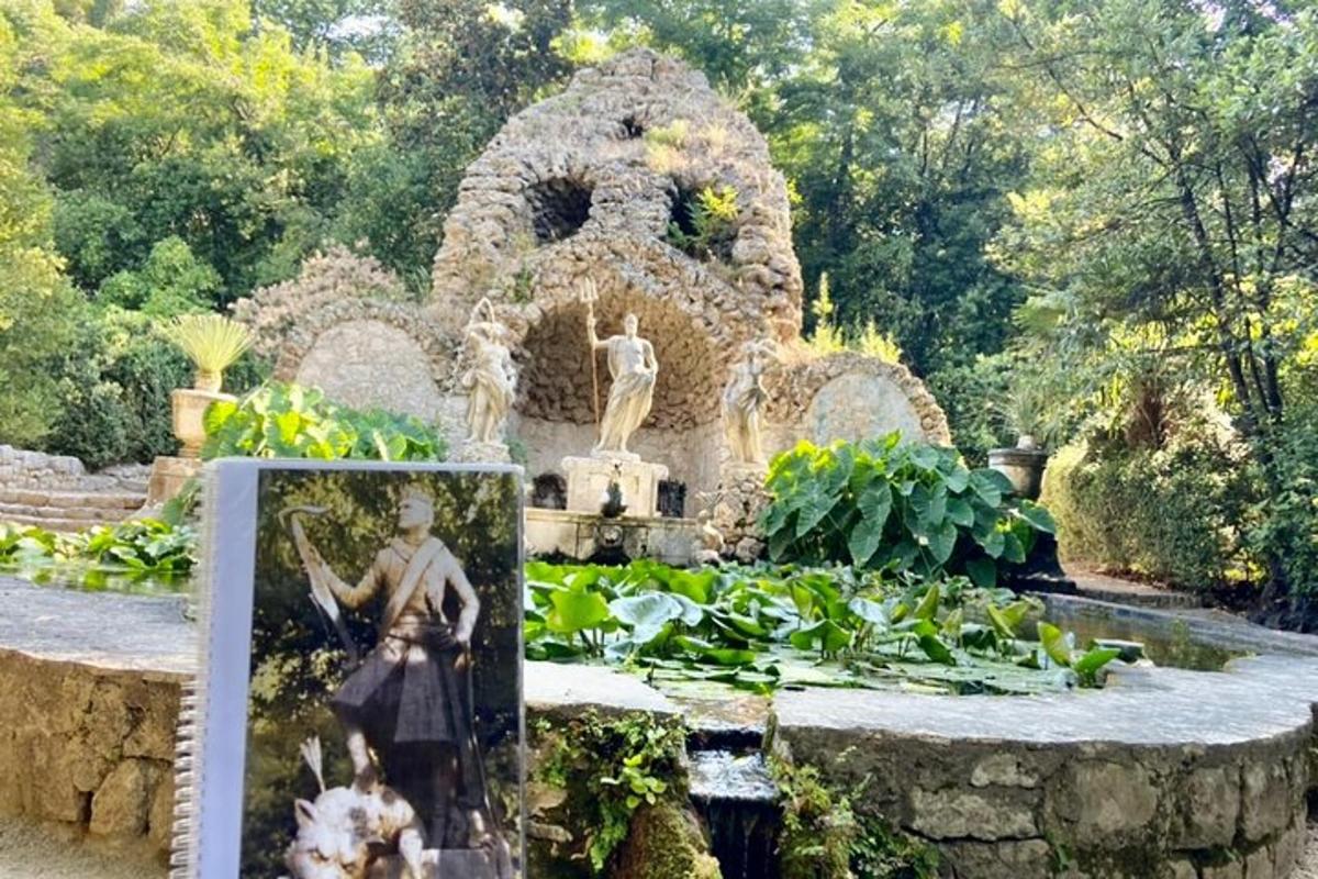 uma foto de uma fonte em um jardim