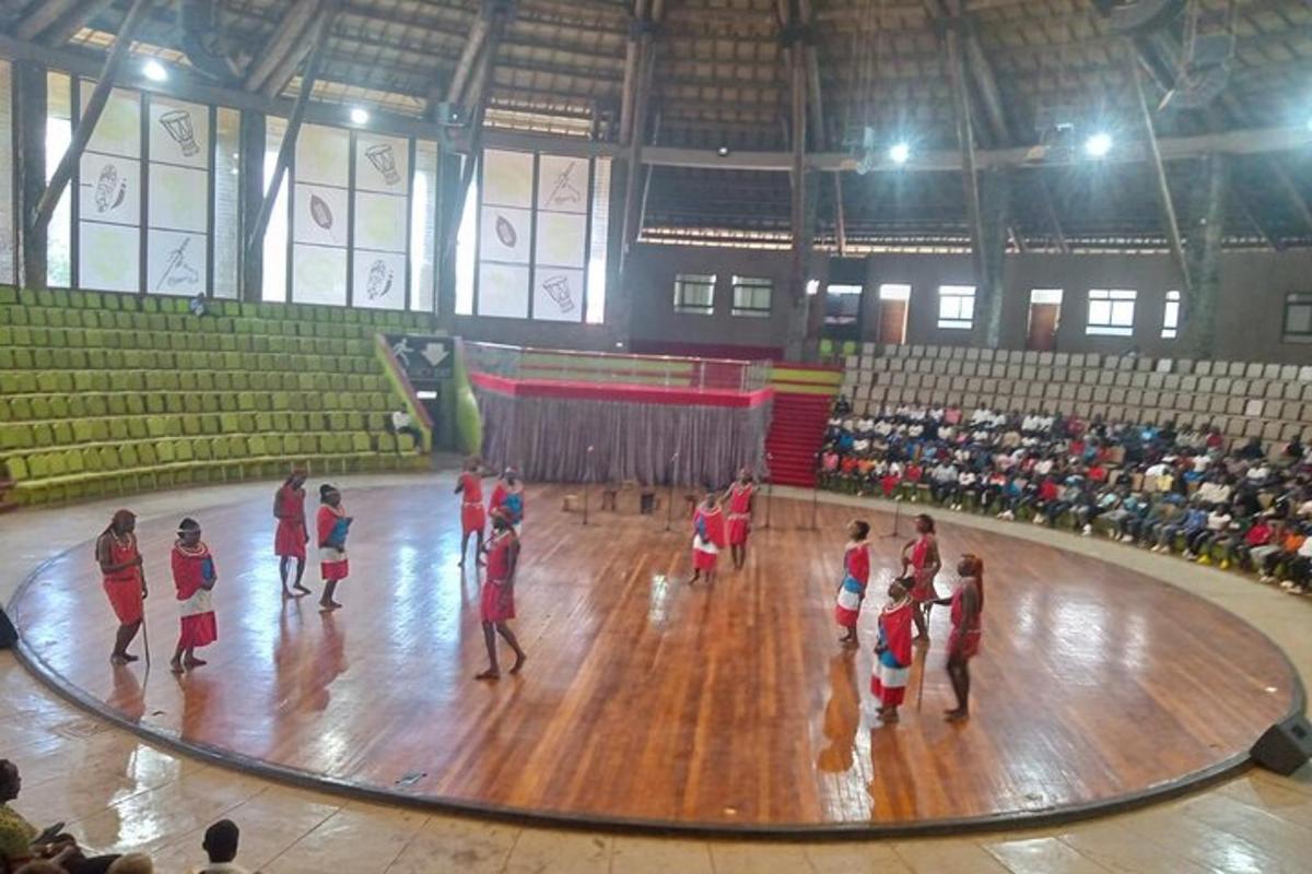un gruppo di persone che ballano su un pavimento di legno in una palestra