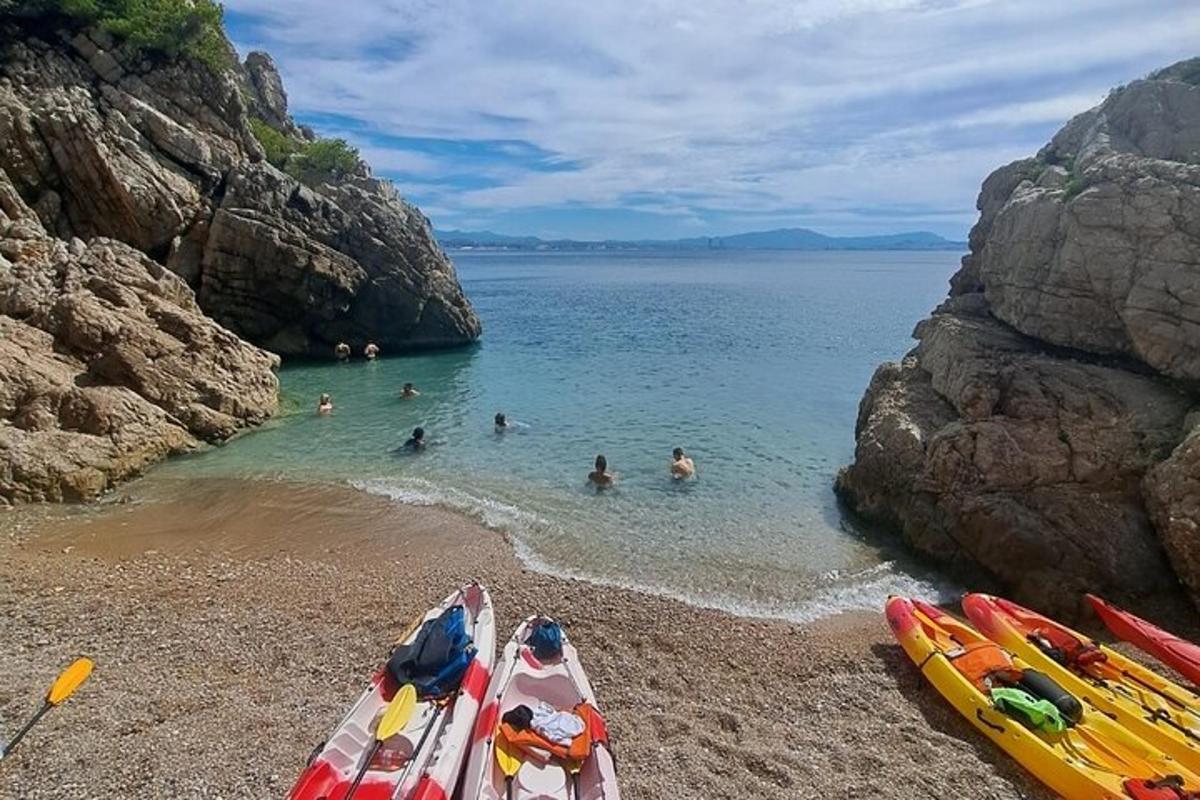 grupa ljudi u vodi na plaži