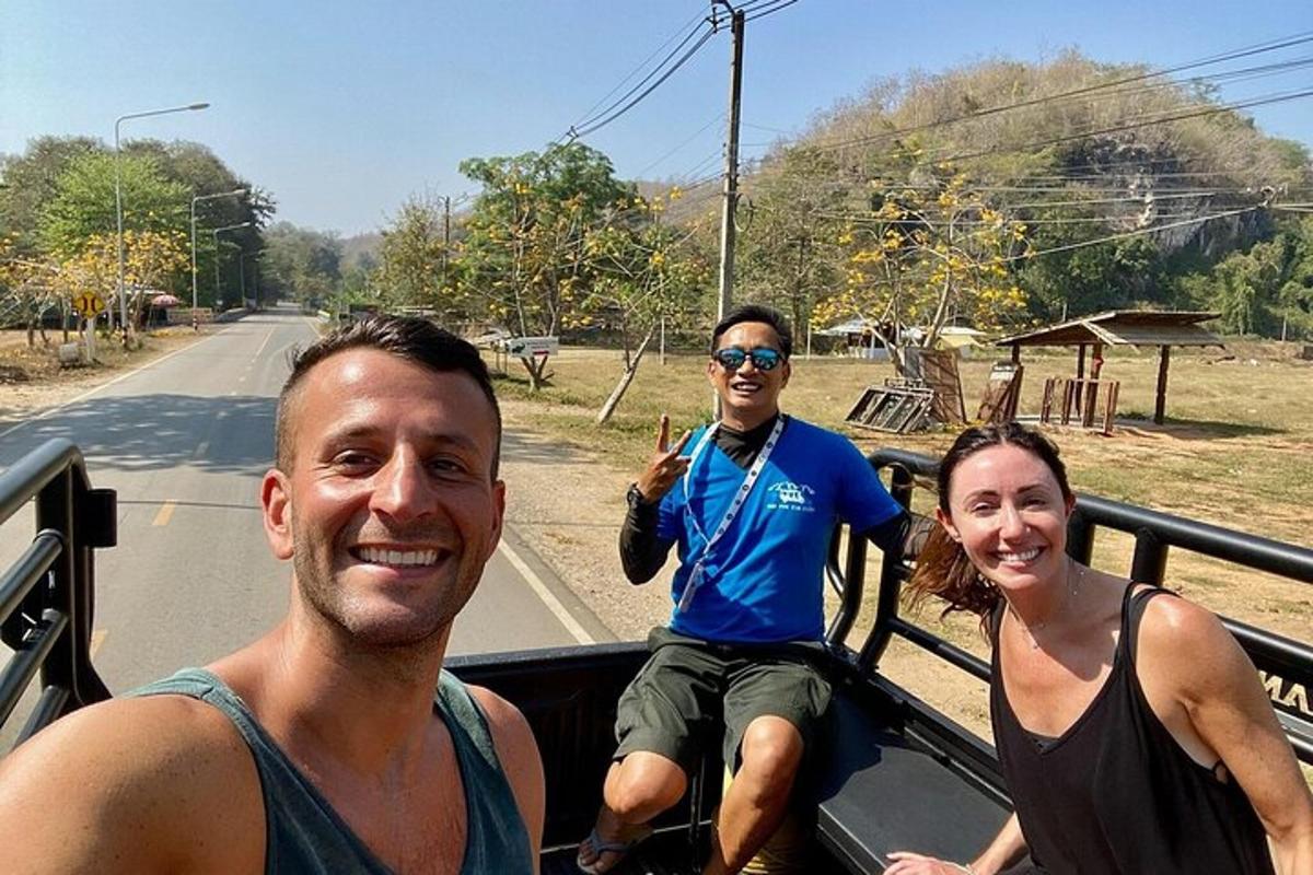 un gruppo di persone che viaggiano sul retro di un camion
