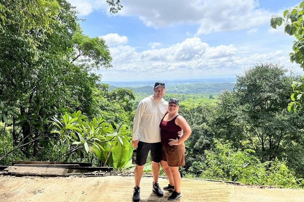 un uomo e una donna in piedi sulla cima di una montagna