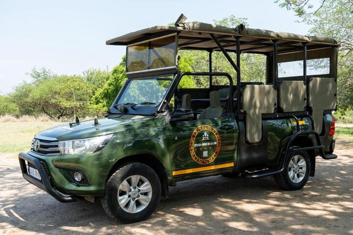 en grønn jeep med en paraply på toppen