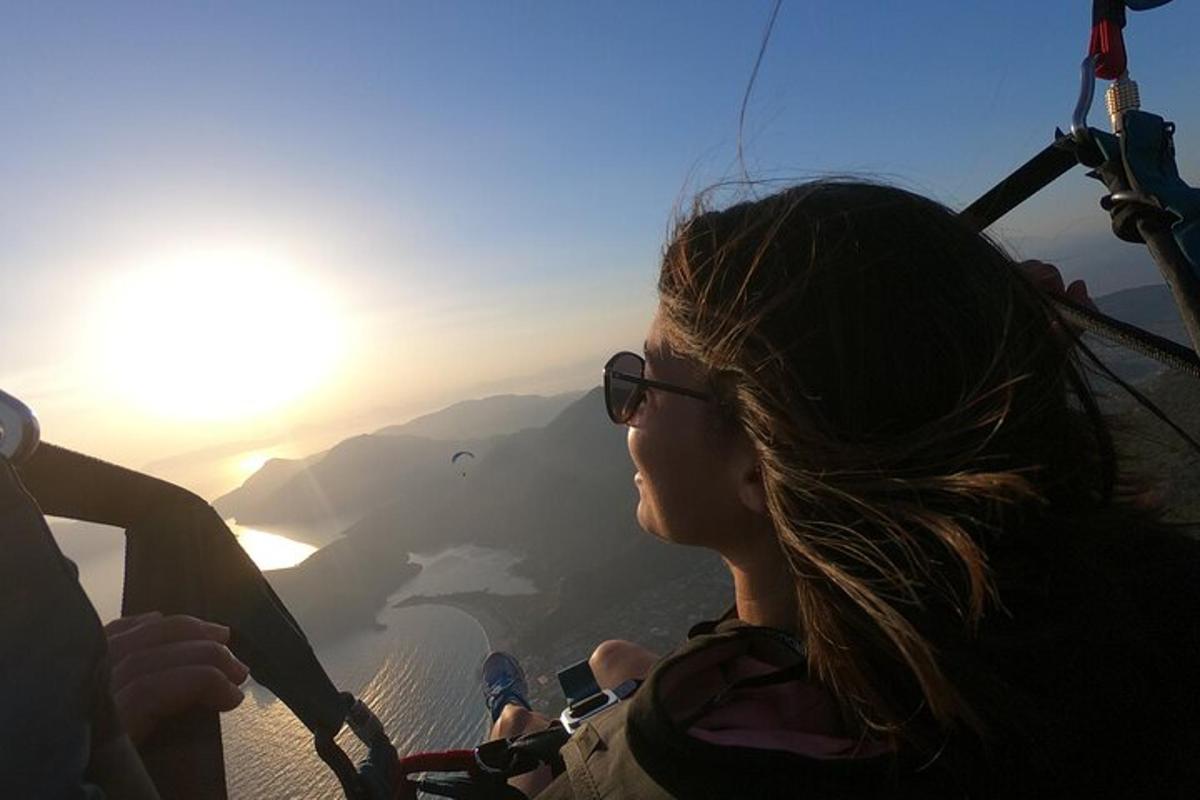 Žena létá s pomocníkem nad horami