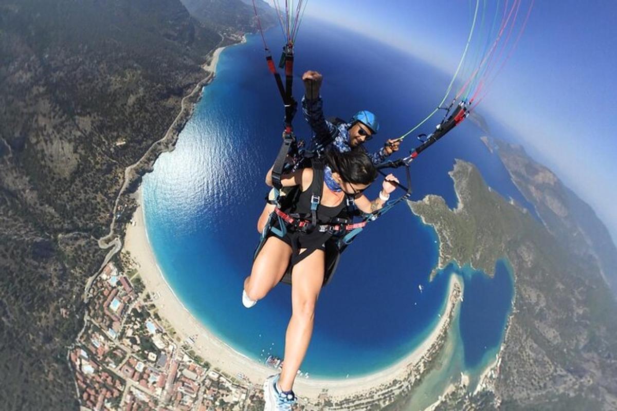 una dona volant per l'aire mentre puja en paracaigudes