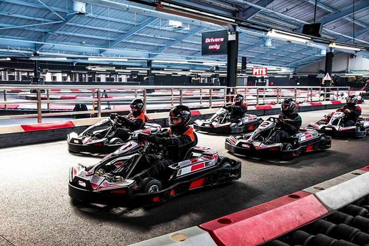 un gruppo di persone che guidano quad in una pista da corsa