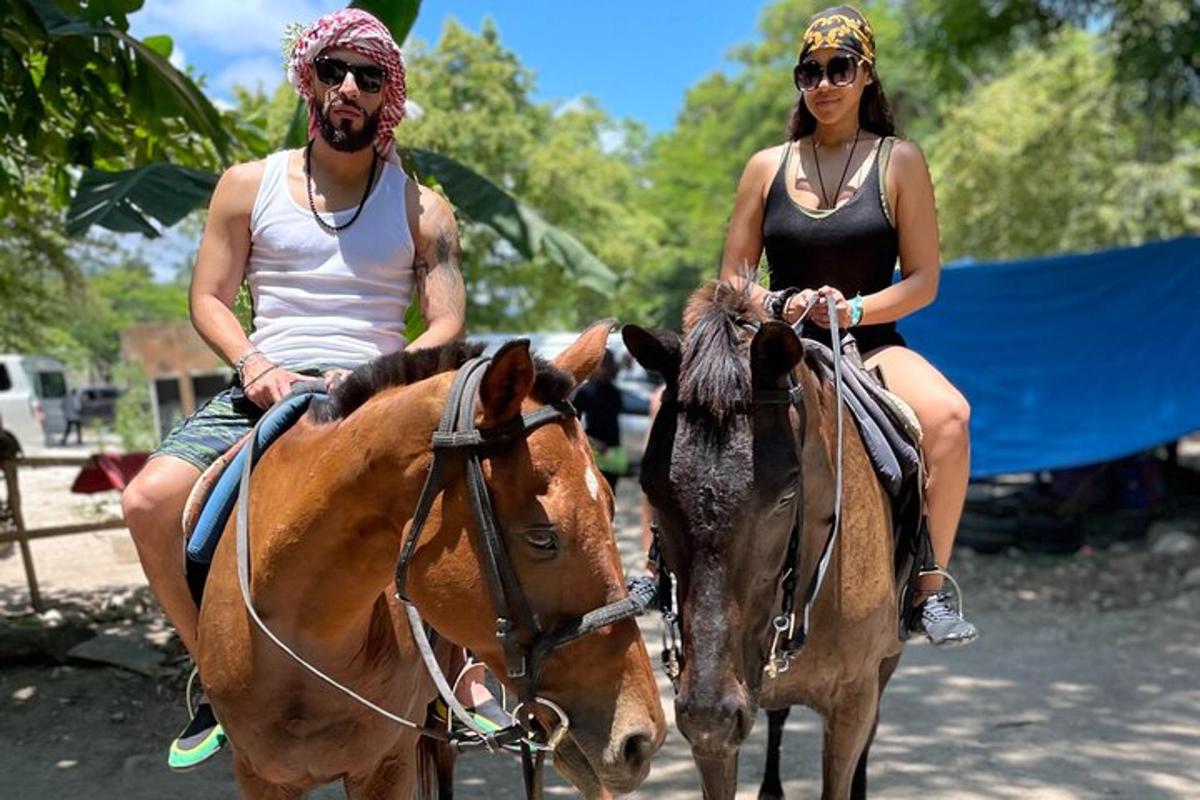 un uomo e una donna a cavallo