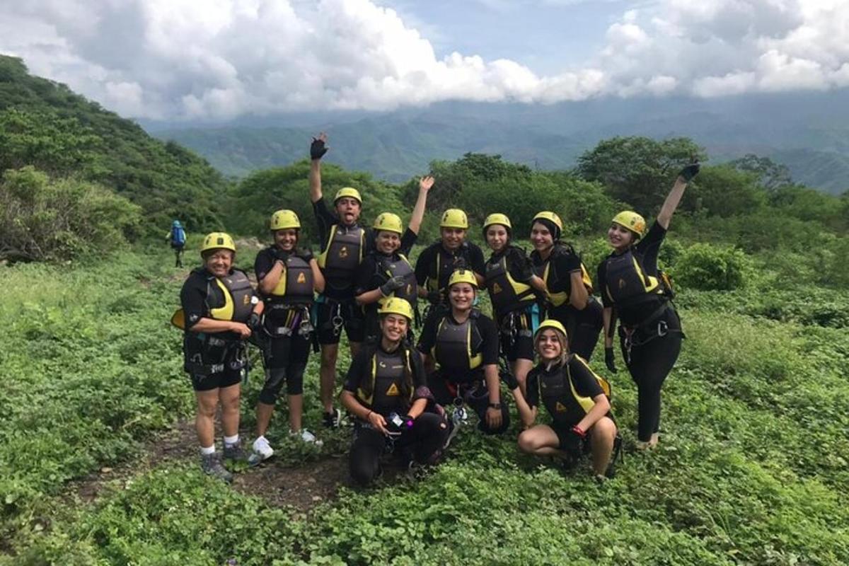 un grup de oameni care pozează pentru o fotografie pe un munte