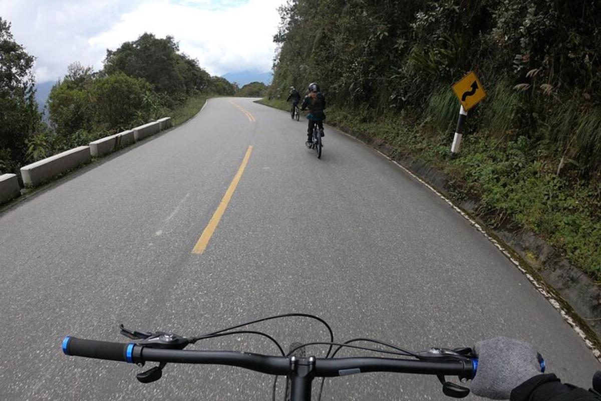 dues persones anant en bicicleta per una carretera