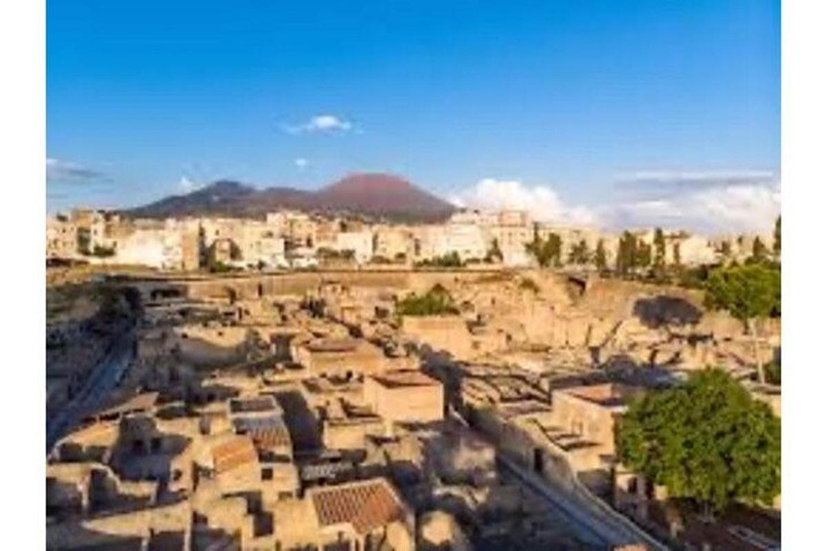 uma vista aérea de uma vila com edifícios