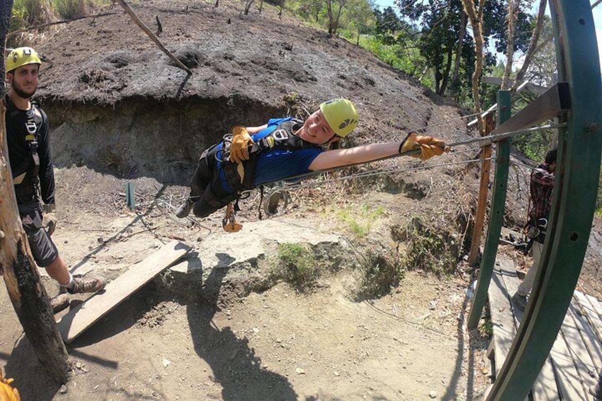 una dona en un gronxador de corda en una cursa d'obstacles