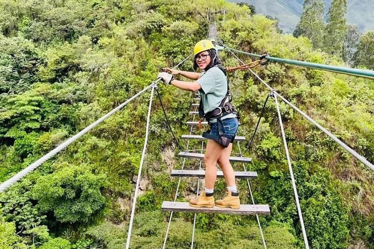 una dona en un pont penjant a la selva