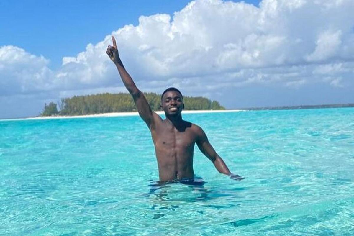 un uomo nell'oceano con il braccio alzato