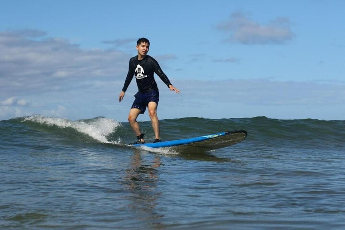 muž jedoucí na vlně na surfovém prkně v oceánu