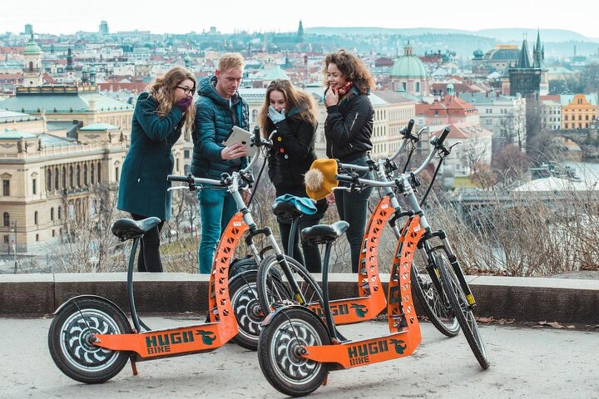 een groep mensen die naast hun fietsen staan