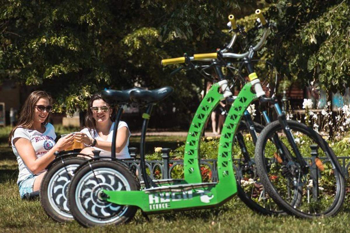 due donne sedute accanto a una bicicletta sull'erba