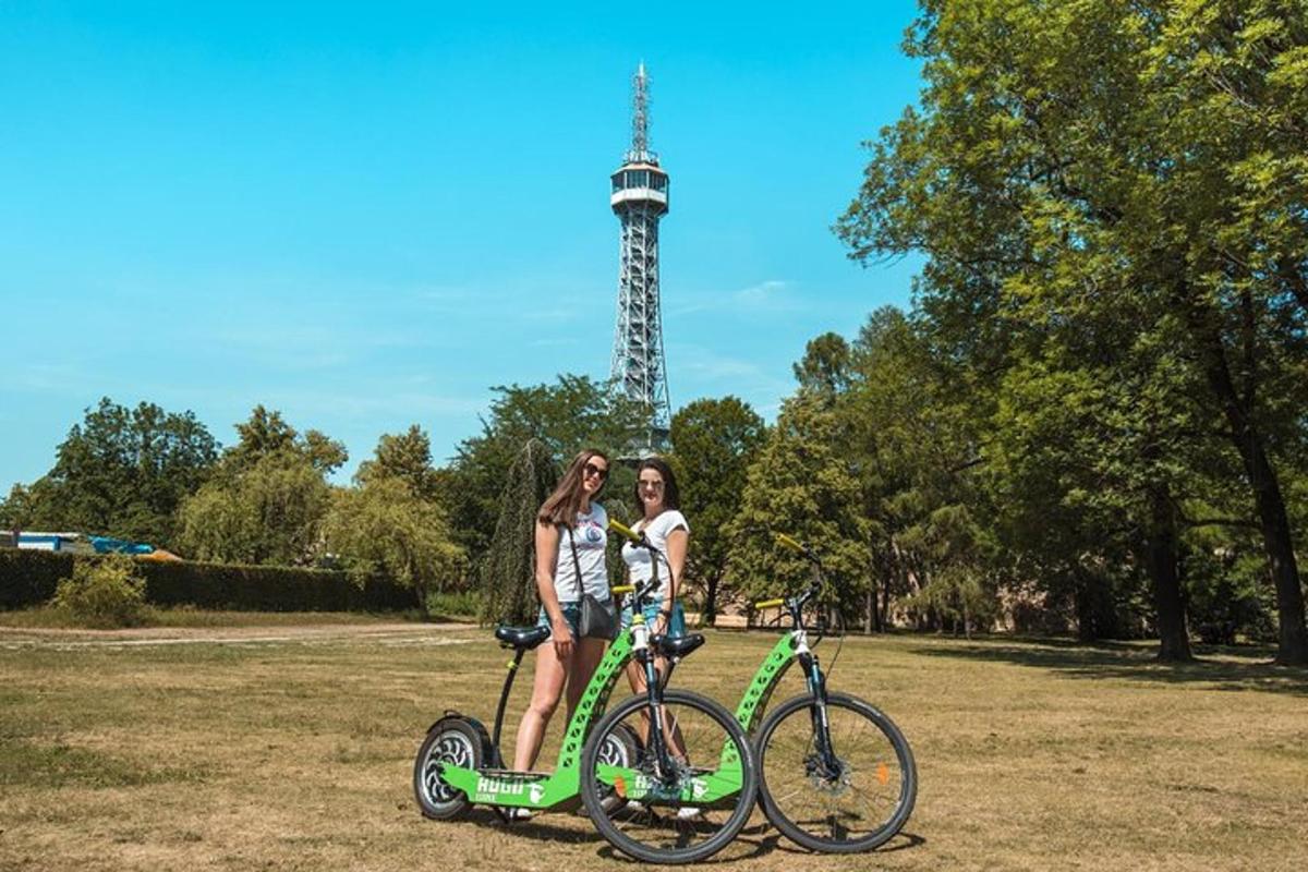 due ragazze in piedi accanto a una bicicletta verde con la torre Eiffel
