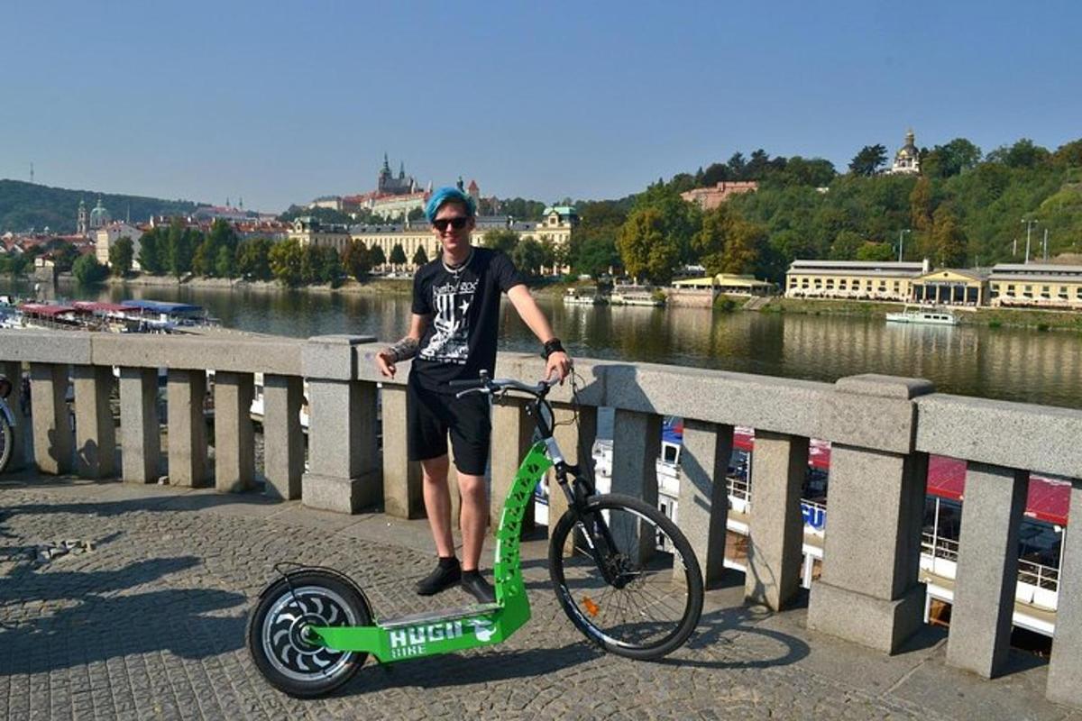 un uomo in piedi accanto a una bicicletta su un ponte