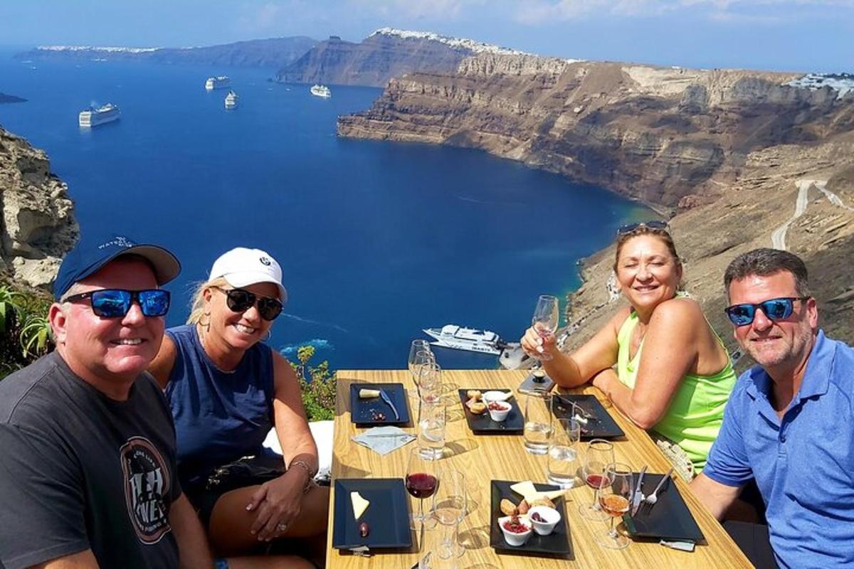 skupina ljudi, ki sedijo za mizo s pogledom na ocean