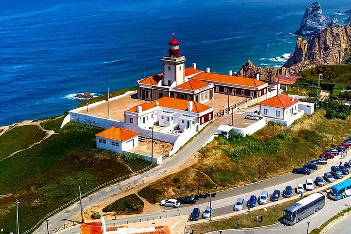 μια εκκλησία σε έναν λόφο δίπλα στον ωκεανό