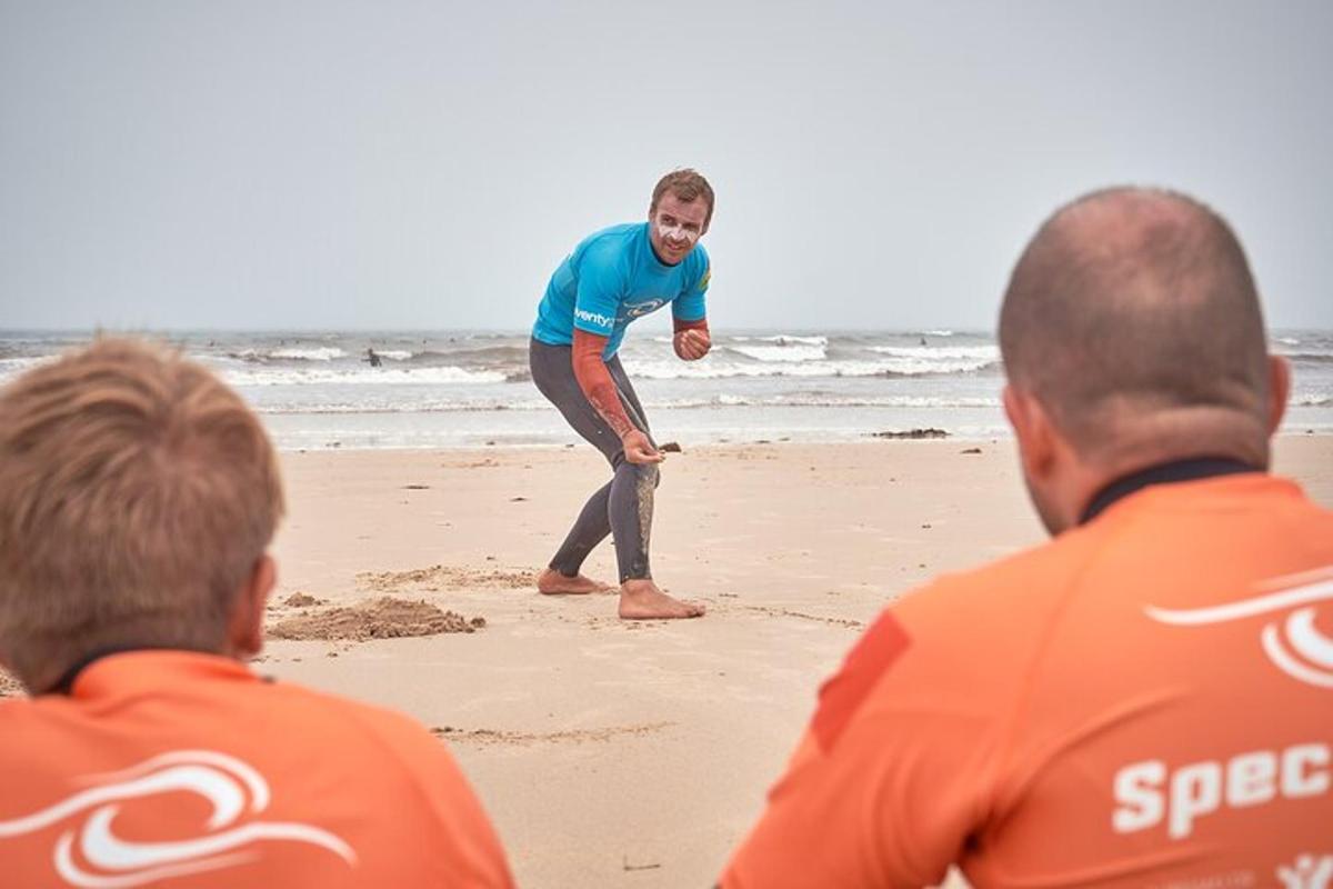 muž si hraje s frisbee na pláži